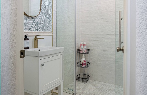 Rampart Village Apartment | Lovely Studio in LA, minutes to downtown!