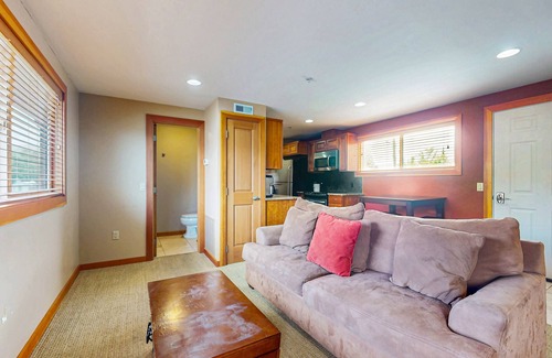 Chelan Apartment | Lovely Studio Steps From Lake Chelan w/Shared Pool, Free WiFi, Central AC, Patio