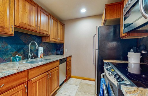 Chelan Apartment | Lovely Studio Steps From Lake Chelan w/Shared Pool, Free WiFi, Central AC, Patio