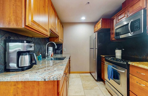 Chelan Apartment | Lovely Studio Steps From Lake Chelan w/Shared Pool, Free WiFi, Central AC, Patio