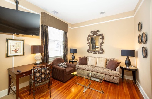 Durham Apartment | Lovely studio walking distance to Duke
