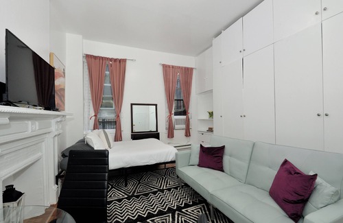 Turtle Bay Apartment | Lovely studio with AC and WiFi in phenomenal New York/High ceilings