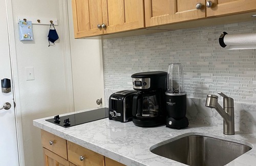 Diamond Head - Kapahulu - St. Louis Condo | Lovely Studio with Million Dollar View of Waikiki and close to everything!