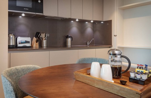 Heathrow Villages Apartment | Lovely Suite 5 Mins from Heathrow Airport | Business Centre On-Site + Free Wi-Fi