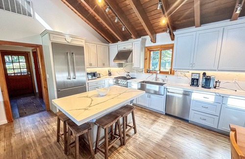 Bear Valley Cabin | Lovely updated cabin with views - sleeps 9 in Bear Valley with WiFi access