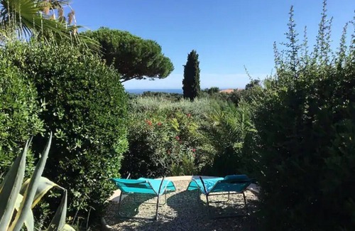 La Croix-Valmer Villa | Lovely vacation home with small garden, swimming pool and sea view.