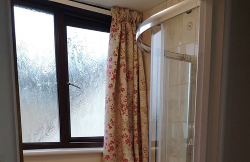 Ryde Villa | Lovely villa in picturesque waterside location