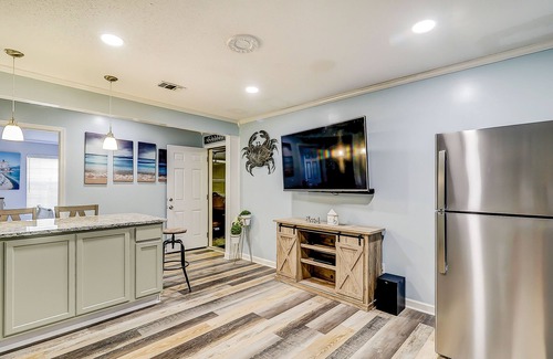 Savannah Apartment | Lovely waterfront apartment on creek inlet with dock - dog-friendly