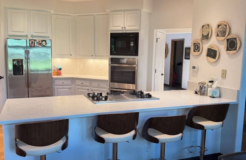 Edwards House | Lovely Winter Getaway ~ Walk To The Ski Lift ~ The Ideal Vacation Home!