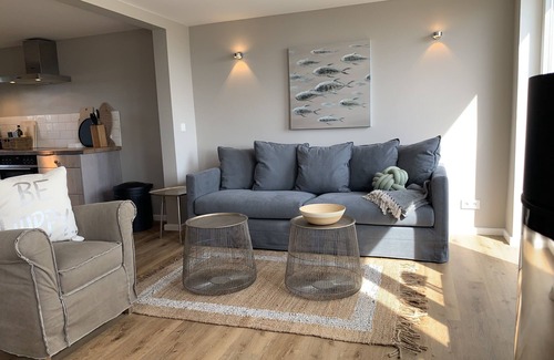 Fehmarn House | Lovingly furnished beach house, directly on the beach with fireplace and large garden