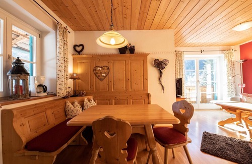 Obergrainau Apartment | Lovingly furnished holiday apartment "Zirbe" in the Zugspitz village Grainau