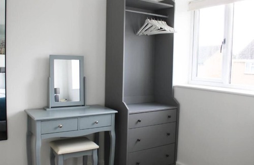 Yarnton House | Low Cost, Fully Sanitised 4 Bed & Parking