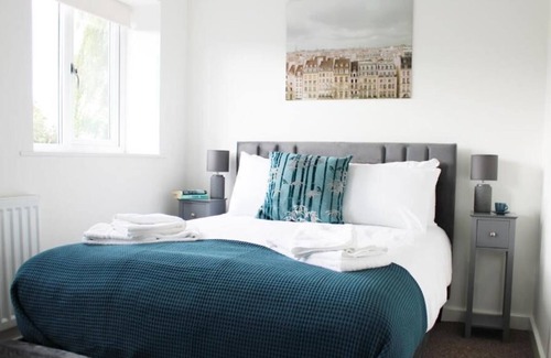 Yarnton House | Low Cost, Fully Sanitised 4 Bed & Parking