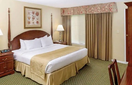 Berkeley Resort | Low Rates for The Historic Powhatan Resort
