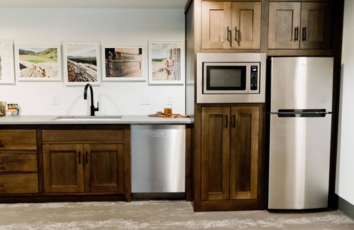Logan Apartment | Lower Flat Luxury Suite - 920 SQ FT - Perfect Launchpad for any Adventure