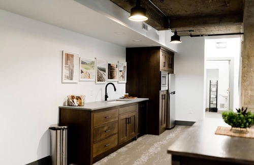 Logan Apartment | Lower Flat Luxury Suite - 920 SQ FT - Perfect Launchpad for any Adventure