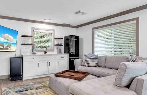 Marathon House | Lower Latitudes in Marathon