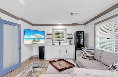 Marathon House | Lower Latitudes in Marathon