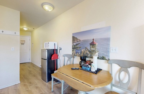 Lincoln City Apartment | Lower-Level, Dog-Friendly Studio with Ocean Views & Free WiFi - Walk to Beach