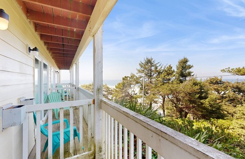 Lincoln City Apartment | Lower-Level, Dog-Friendly Studio with Ocean Views & Free WiFi - Walk to Beach