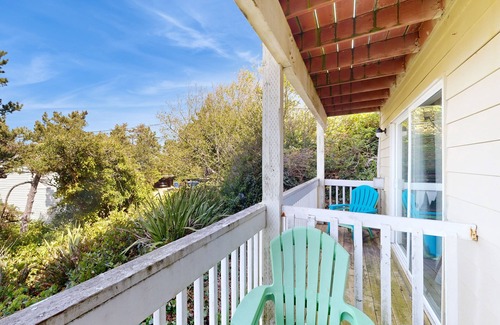 Lincoln City Apartment | Lower-Level, Dog-Friendly Studio with Ocean Views & Free WiFi - Walk to Beach
