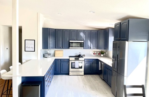 Chaffee Park House | Lrg Home + Caboose add on option + Sleeps 20 + Hot Tub + Backyard Oasis