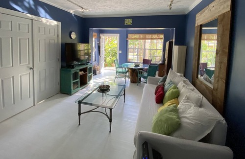 Coconut Grove House | LT PROMO!🐕‍🦺❤💗GROVE HOUSE BIG FENCED YARD Idyllic location-Pets