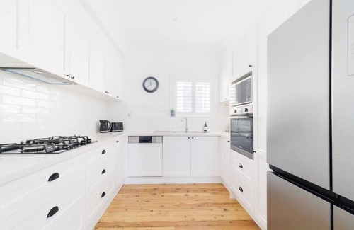 Katoomba House | Ltl La Villette - 4BR - fireplace - pet-friendly