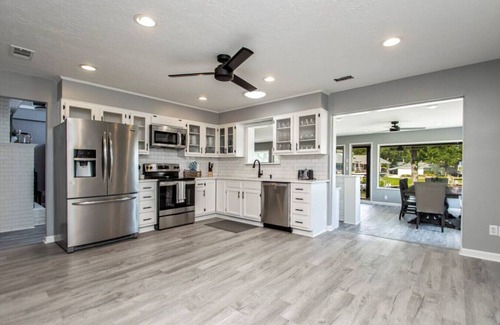 Mid America House | Lu Juan Pt. · A Shore Thing-LAKEFRONT/Hot Tub/? pit/Movie Room
