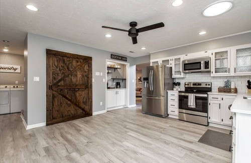 Mid America House | Lu Juan Pt. · A Shore Thing-LAKEFRONT/Hot Tub/? pit/Movie Room