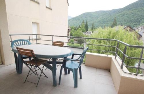 Bagneres-de-Luchon Apartment | Luchon: Appart 2 pièces cabine - Balcon, Parking - FR-1-313-166