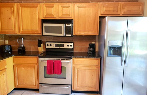 Jacksonville House | Lucky Lodge: 3Bd/2Bth Home Away from Home Sleeps8!