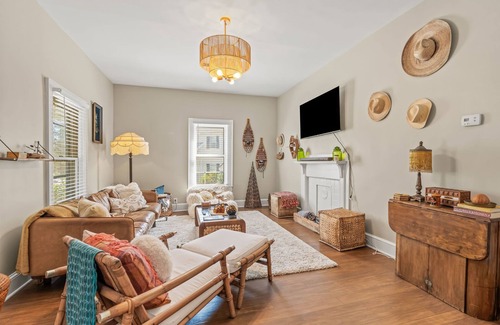 Greensboro House | Lucy's Lodge: Walk to it ALL