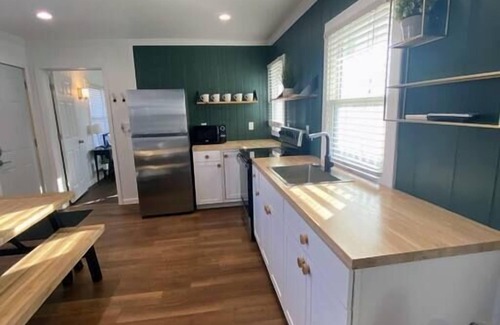 Ludington Apartment | Ludington Ave Suite 1- blocks from downtown!