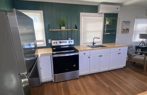 Ludington Apartment | Ludington Ave Suite 1- blocks from downtown!