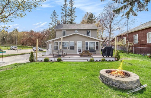 Ludington House | Ludington Lakehouse Retreat - Steps away from the Lake