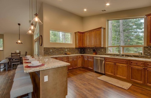 Tahoe Keys House | Lukins Mountain Modern 4BR,3BA, Hot Tub