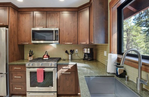 Kings Beach House | Luna Cabin - 5BR Hot Tub A/C Game Room EV Charger by Zen Living