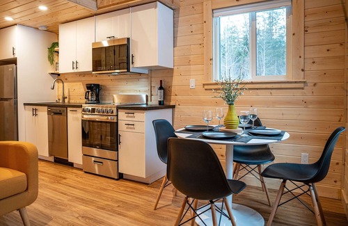 Revelstoke Hotel | Luna Lodge - Alpha Mountain Lodging + Sauna