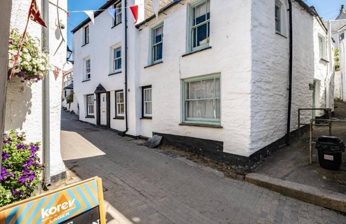 Port Isaac Cottage | Lundy Cogttage - in the heart of Port Isaac, sleeps 5, + parking & welcomes dogs