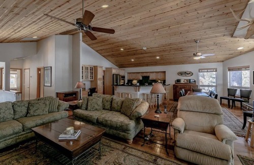 South Lake Tahoe House | Lupine Delux lodge, hot tub, Pool table sleeps 8 people