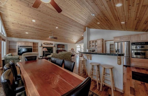 South Lake Tahoe House | Lupine Delux lodge, hot tub, Pool table sleeps 8 people