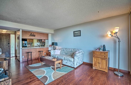Makaha Condo | Lush Condo w/Community Pool, 1 Mi to Beach!