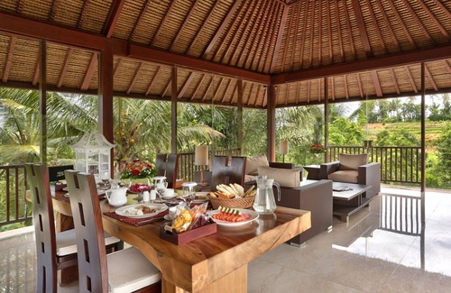 Kemenuh Villa | Lush Garden 2BR Villa near Tegenungan Waterfalls