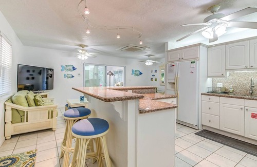Islamorada Cottage | Lush tropical plantings in a gated compound located directly on the Florida Bay