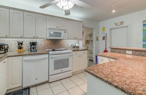 Islamorada Cottage | Lush tropical plantings in a gated compound located directly on the Florida Bay