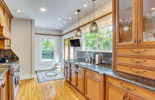 Old Northwood House | Lush West Palm Beach Getaway w/Backyard Oasis!