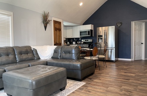 Springfield House | Lush Wonders! Sleeps 7, Wi-Fi, Parking, BBQ.