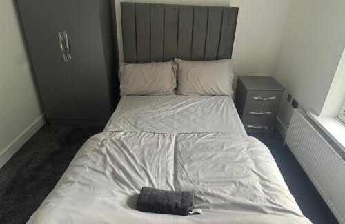 Luton House | Luton Town Rooms available