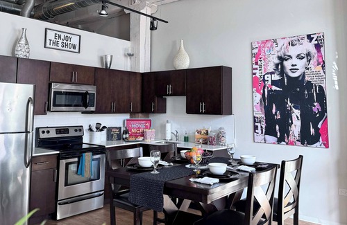 Near South Side Apartment | Luxéry Stay "Hollywood" Downtown/McCormick/WinTrust Area